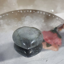 Load image into Gallery viewer, Heart labradorite purple flash crystal carving gemstone 25mm 7