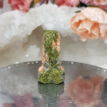 Load image into Gallery viewer, peen-crystal-carving-doodle-unakite-crystal-carvings-australia-Moonlight-Crystals-Australia