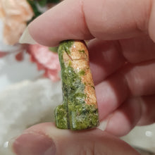 Load image into Gallery viewer, peen-crystal-carving-doodle-unakite-crystal-carvings-australia-Moonlight-Crystals-Australia