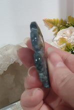Load image into Gallery viewer, Four Leaf Clover Moss Agate Crystal Carving Stone. Inspires tranquility and grounding.
THIS ITEM IS SCRATCHED AND SCUFFED.