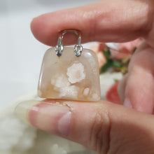 Load image into Gallery viewer, Handbag Flower Agate Crystal Carving Stone 20mm 8 hand bag