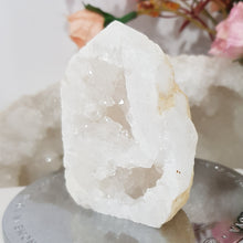 Load image into Gallery viewer, Geode Quartz Crystal Tower Stone 65mm 2
