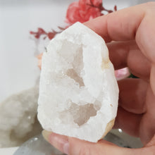 Load image into Gallery viewer, Geode Quartz Crystal Tower Stone 65mm 2
