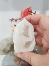 Load image into Gallery viewer, Geode Quartz Crystal Tower Stone 65mm 2
