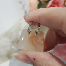 Load image into Gallery viewer, Handbag Flower Agate Crystal Carving Stone 20mm 3 hand bag
