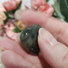 Load image into Gallery viewer, Heart labradorite crystal carving Stone 25mm 13
