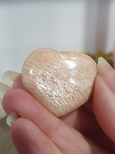 Load image into Gallery viewer, Peach Moonstone Crystal Carving Stone.

Calms and Balances

Gorgeous cute Peach Moonstone Heart Crystal Carving Stone. 


