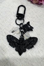 Load image into Gallery viewer, "THE LIGHTSEEKER" Metal Moth Keyring Key chain with Quartz Beads Stone Crystal Key Ring 

INSPIRES GUIDANCE AND TRANSFORMATION

Carry a little Light wherever life takes you!

Gorgeous black coloured metal Moth Keyring Key ring with rose charm, beaded with Quartz.


