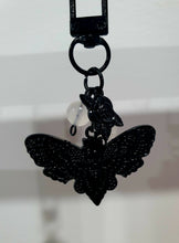 Load image into Gallery viewer, "THE LIGHTSEEKER" Metal Moth Keyring Key chain with Quartz Beads Stone Crystal Key Ring 

INSPIRES GUIDANCE AND TRANSFORMATION

Carry a little Light wherever life takes you!

Gorgeous black coloured metal Moth Keyring Key ring with rose charm, beaded with Quartz.


