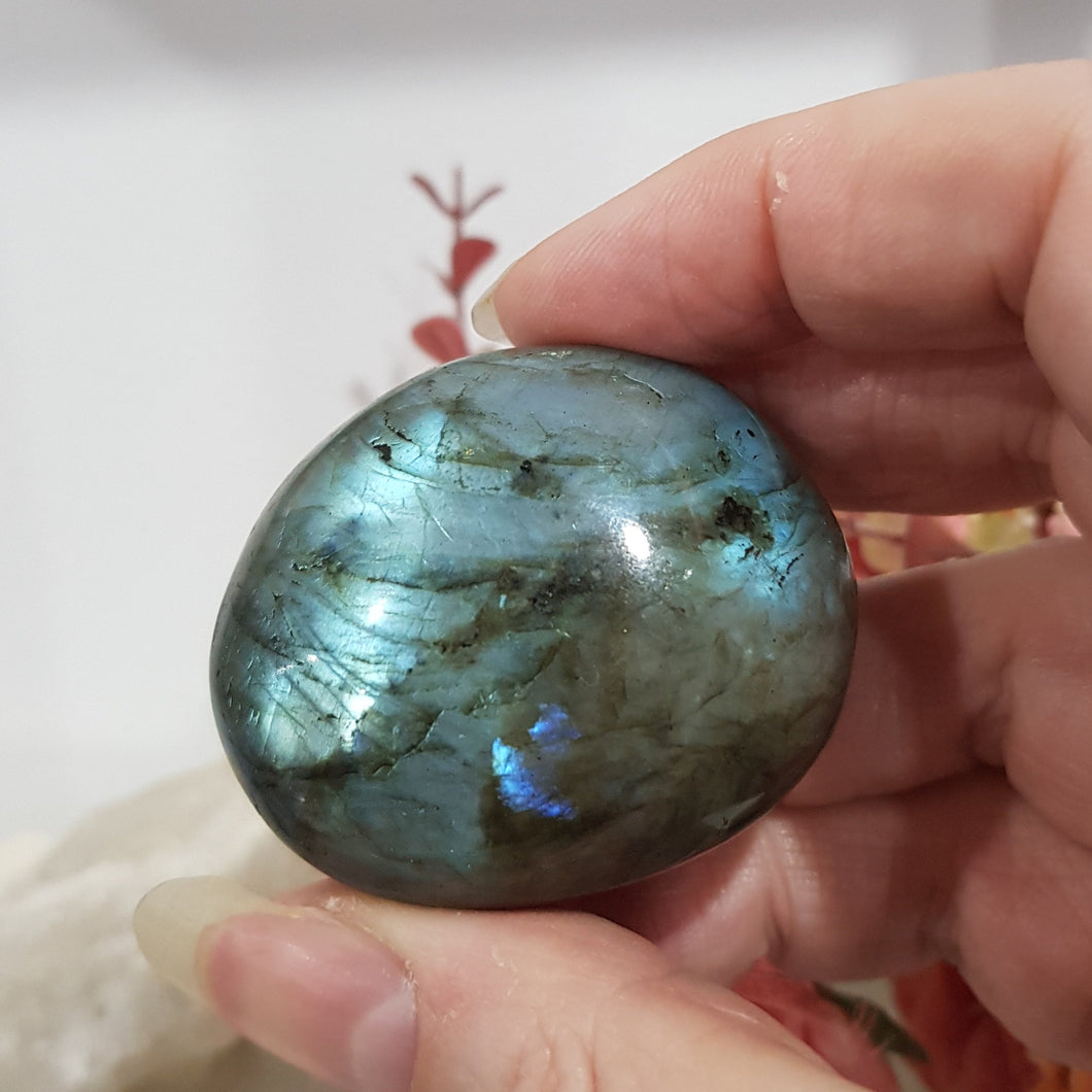 labradorite palm stone